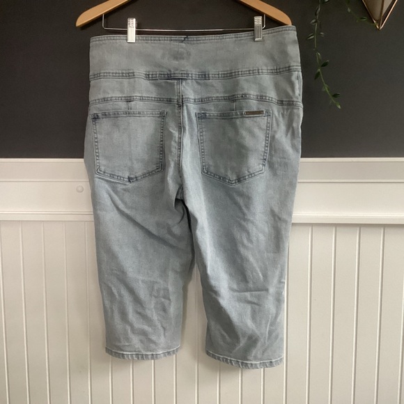 Hybrid 3-button Distressed Capris - Picture 3 of 7